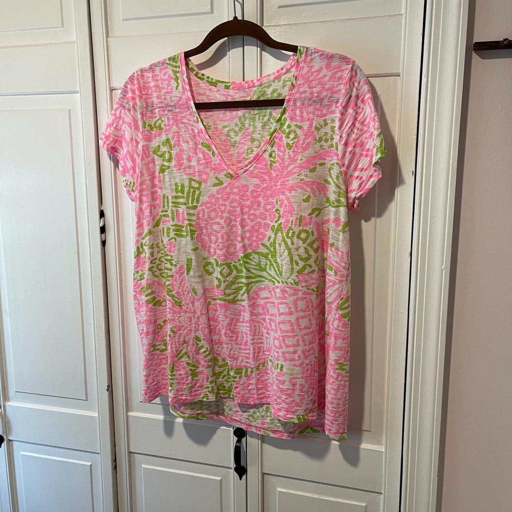 Lilly Pulitzer v neck t-shirt! Size L